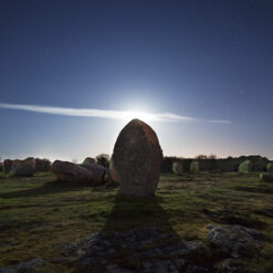 Carnac : Menhir en "contre-nuit"