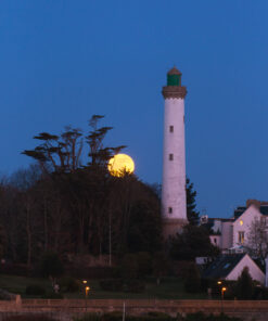 Bénodet : La Pleine Lune au pied du phare