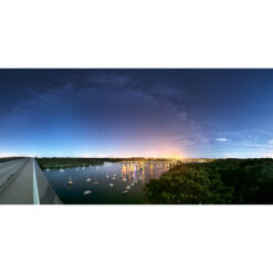 Vue depuis le pont de Cornouaille qui enjambe l'Odet, la vue sur Bénodet et Sainte-Marine est superbe. Mais le port de Bénodet très éclairé est difficile à gérer. De nuit, il faut compter sur l'aide de la Lune (en Quartier à droite) et sur une sous-exposition au niveau des parties les plus brillantes du paysage. Ainsi, la Voie lactée est bien visible. Mars est l'astre très brillant juste à gauche de Bénodet.