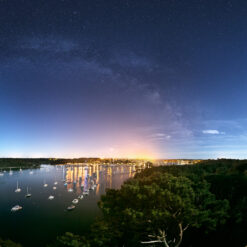 Vue depuis le pont de Cornouaille qui enjambe l'Odet, la vue sur Bénodet et Sainte-Marine est superbe. Mais le port de Bénodet très éclairé est difficile à gérer. De nuit, il faut compter sur l'aide de la Lune (en Quartier à droite) et sur une sous-exposition au niveau des parties les plus brillantes du paysage. Ainsi, la Voie lactée est bien visible. Mars est l'astre très brillant juste à gauche de Bénodet.