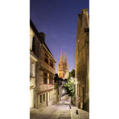 Depuis le haut de la rue du Lycée, la vue sur la cathédrale de Quimper est splendide. Les lampadaires bien conçus pour éclairer vers le bas permettent d'envisager de photographier la Voie lactée, malgré la présence de la Lune en Quartier qui teinte le ciel en bleu. J'ai dû composer différents temps de pose, de 1/15 s à 4 s pour capturer à la fois la rue éclairée et le ciel étoilé.