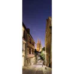 Depuis le haut de la rue du Lycée, la vue sur la cathédrale de Quimper est splendide. Les lampadaires bien conçus pour éclairer vers le bas permettent d'envisager de photographier la Voie lactée, malgré la présence de la Lune en Quartier qui teinte le ciel en bleu. J'ai dû composer différents temps de pose, de 1/15 s à 4 s pour capturer à la fois la rue éclairée et le ciel étoilé.