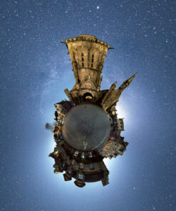 Carte postale "Locronan de nuit façon petite planète"