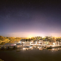 Carte postale "Saint-Goustan de nuit sous la Voie lactée"