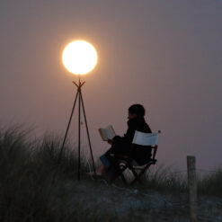 Photo à encadrer Jeux lunaires "Sabine lit à la lueur de la Lune"