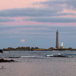 Plouguerneau : le phare de l'Île Vierge en rose