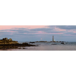 Plouguerneau : le phare de l'Île Vierge en rose