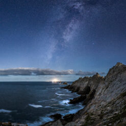 Pointe du Raz : Île de Sein sous la Voie lactée