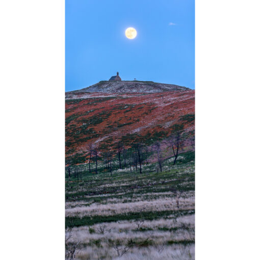 Monts d'Arrée : la Chapelle Saint-Michel de Brasparts et la Pleine Lune