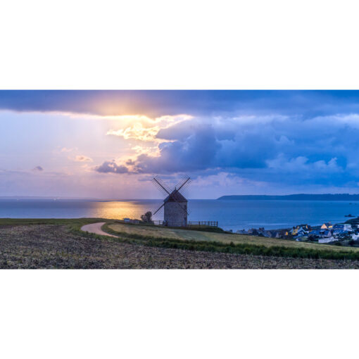 Telgruc-sur-Mer : La Pleine Lune derrière le moulin de Luzéoc