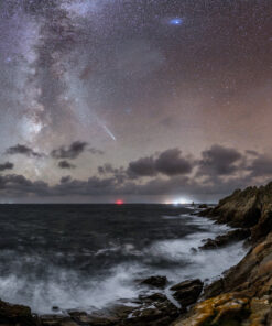 Pointe du Raz : Voie lactée et Comète Tsuchinshan-ATLAS