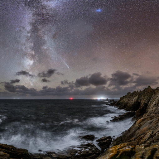 Pointe du Raz : Voie lactée et Comète Tsuchinshan-ATLAS