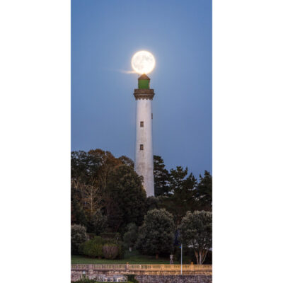 Bénodet : Pleine Lune à la verticale du phare de la Pyramide