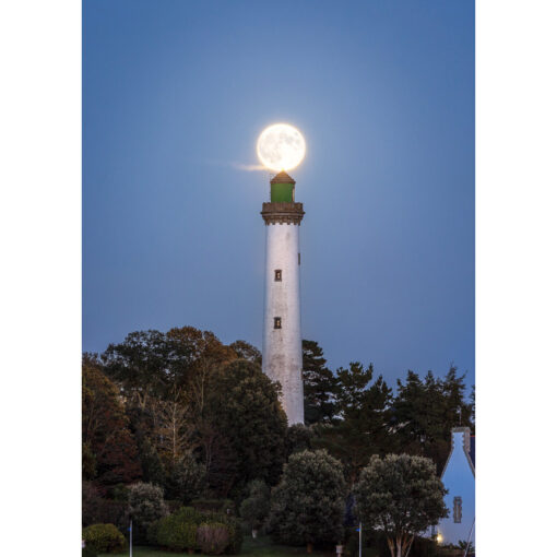 Bénodet : Pleine Lune à la verticale du phare de la Pyramide